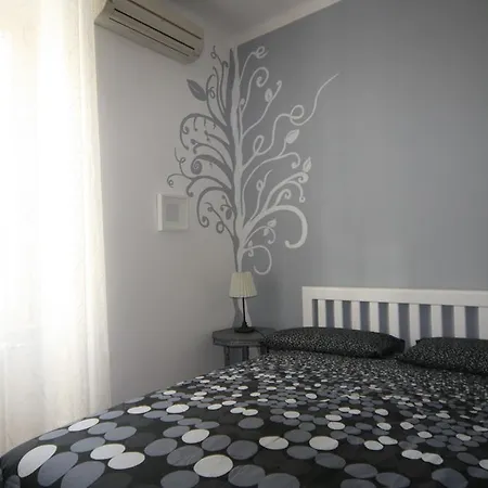 San Giovanni Bright * רומא